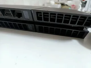 PS4 (PlayStation 4) Negra en perfecto estado.