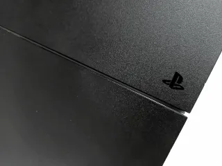 PS4 (PlayStation 4) Negra en perfecto estado.