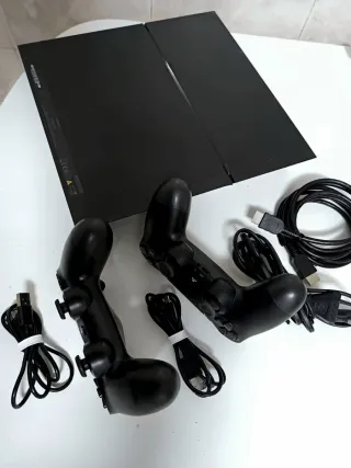 PS4 (PlayStation 4) Negra en perfecto estado.
