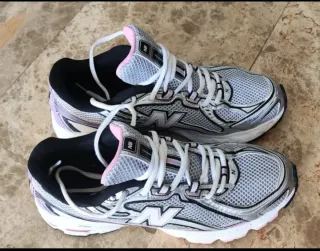 Zapatillas New Balance plateadas y rosas