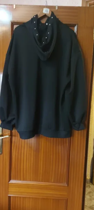Sudadera negra oversize