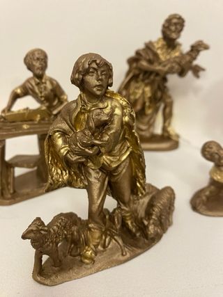 Belén figuras doradas