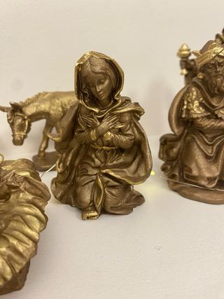 Belén figuras doradas