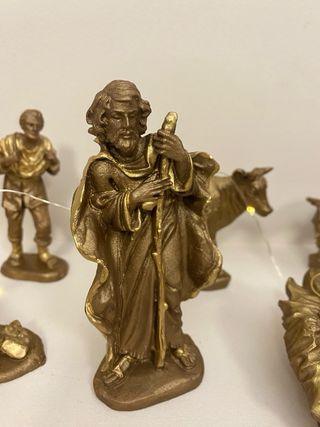 Belén figuras doradas
