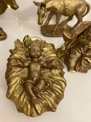Belén figuras doradas