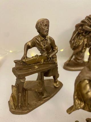 Belén figuras doradas