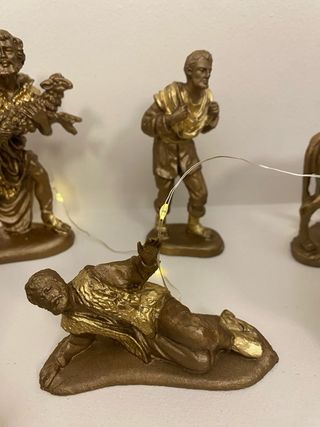 Belén figuras doradas