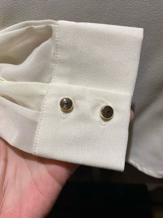 Camisa blanca con cuello dorado