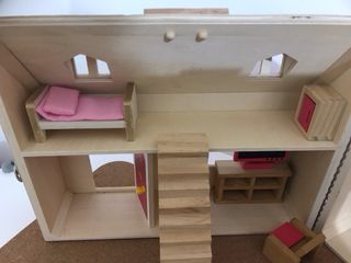 Casita de madera con muebles y figuras