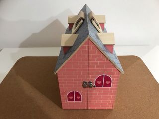 Casita de madera con muebles y figuras