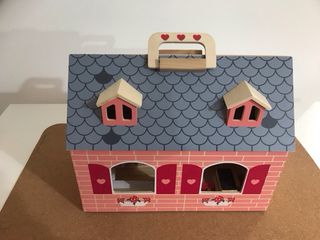 Casita de madera con muebles y figuras