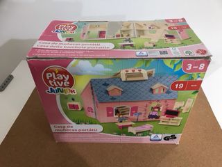 Casita de madera con muebles y figuras