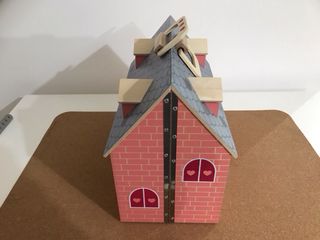 Casita de madera con muebles y figuras