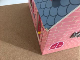 Casita de madera con muebles y figuras