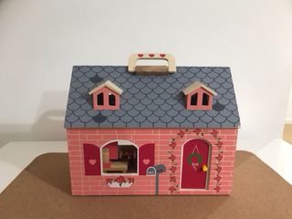 Casita de madera con muebles y figuras