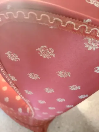 Sillón orejero tapizado rojo y dorado