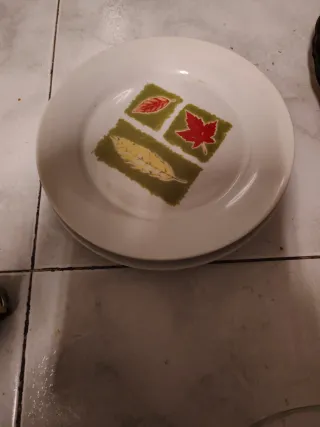Platos de postre con diseño de hojas