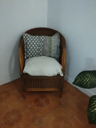 Sillón de mimbre y bambú