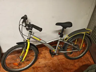 Bicicleta infantil plateada y amarilla