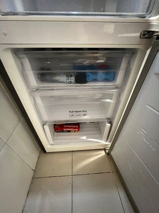 Nevera Samsung combi Gris con dispensador de agua.