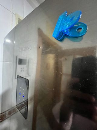 Nevera Samsung combi Gris con dispensador de agua.