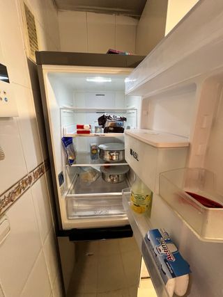 Nevera Samsung combi Gris con dispensador de agua.