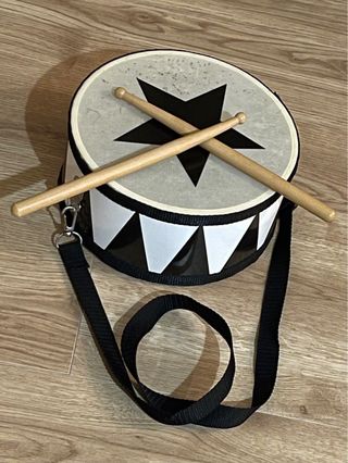 Tambor infantil con baquetas y correa