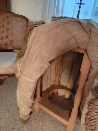 Mesa camilla con 2 sillas y banquito