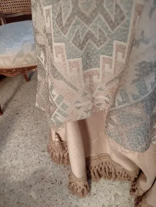 Mesa camilla con 2 sillas y banquito