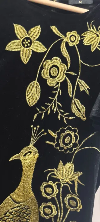 Vestido Terciopelo Negro Bordado Pavo Real Dorado