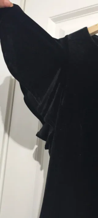 Vestido Terciopelo Negro Bordado Pavo Real Dorado