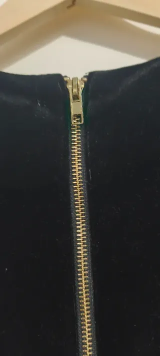 Vestido Terciopelo Negro Bordado Pavo Real Dorado