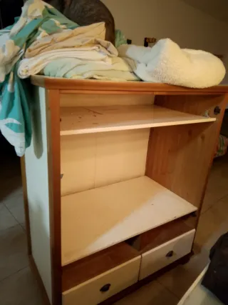 Mueble de madera con cajones