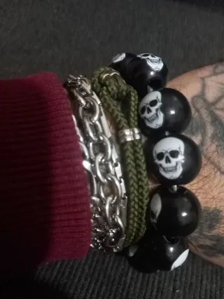 Bracciale con teschi neri