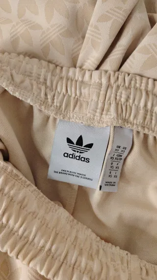 Pantalón chándal Adidas beige estampado