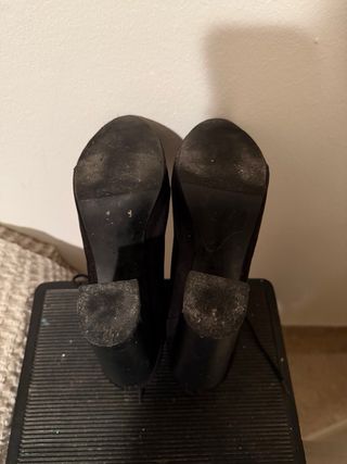 Botines negros de tacón con cordones