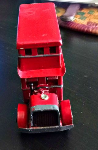 Autobus rosso londinese in metallo vintage