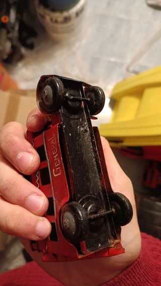 Autobus rosso londinese in metallo vintage