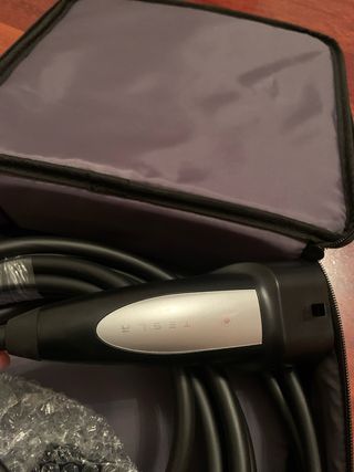 Cargador y adaptador Tesla sin usar