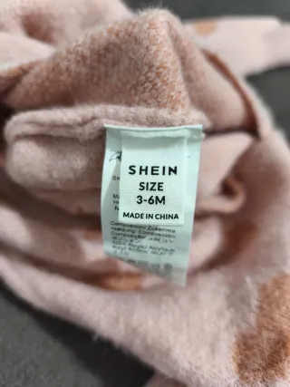 Pelele rosa de lana con corazones