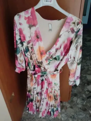 Abito floreale con stampa vivace