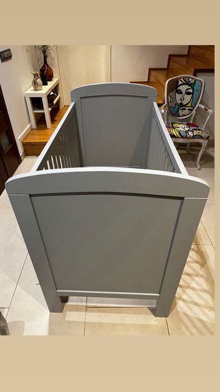 Cuna de bebé con colchón