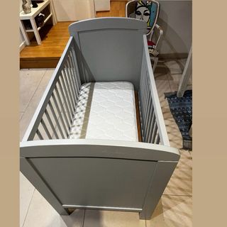 Cuna de bebé con colchón