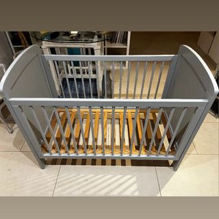 Cuna de bebé con colchón