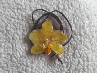 Colar 'Camurça' castanho com Orquídea em resina