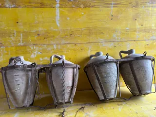 Juego de 4 cántaros con cantareras