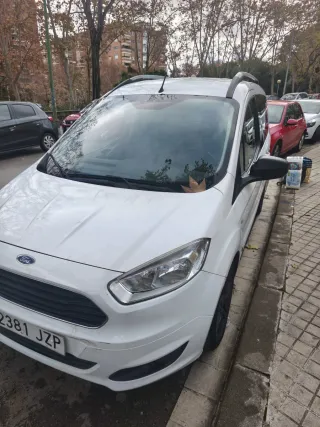 Ford E-Transit Courier 2017