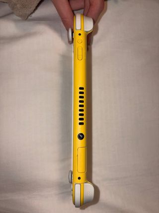 Nintendo Switch Lite Amarilla + Cargador