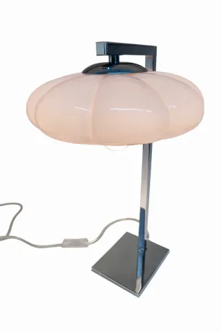 Um Candeeiro Opalino Malmequer Dourado e Rosa