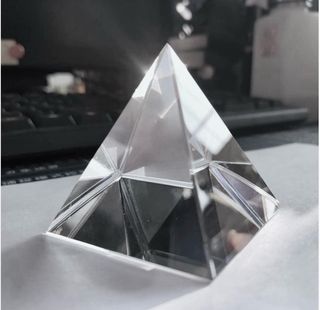 Pirámide de cristal óptico 6cm peso 740 gr.